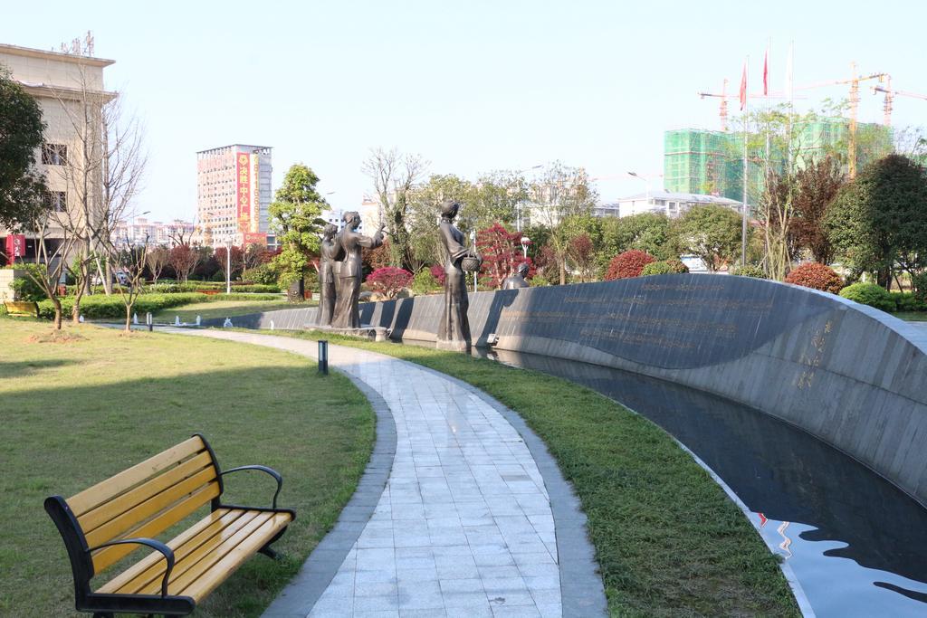 Ramada Yiyang Taojiang Hotel Екстериор снимка