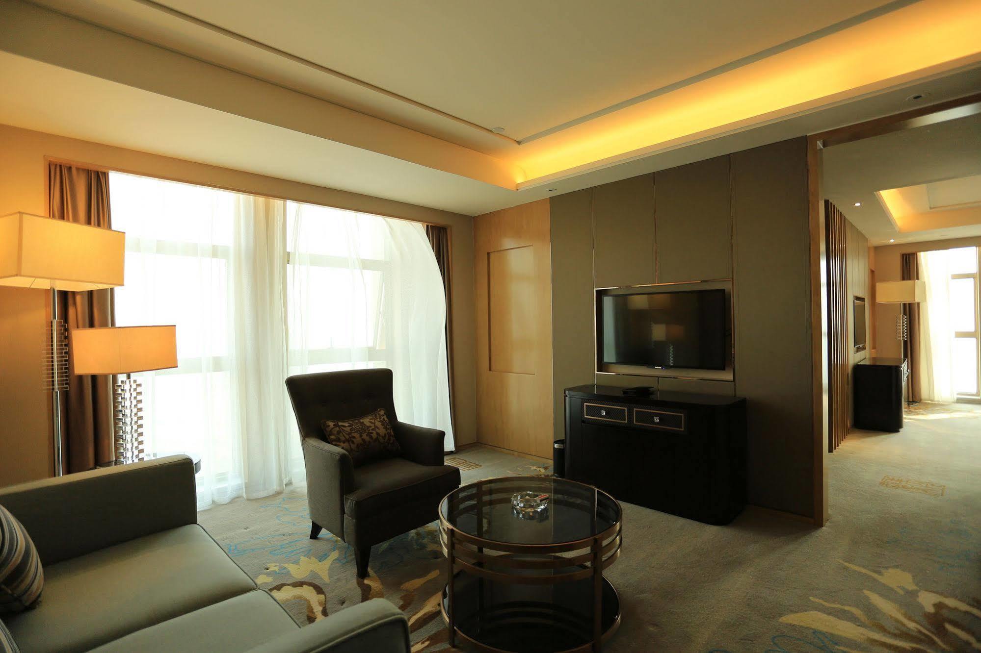 Ramada Yiyang Taojiang Hotel Екстериор снимка