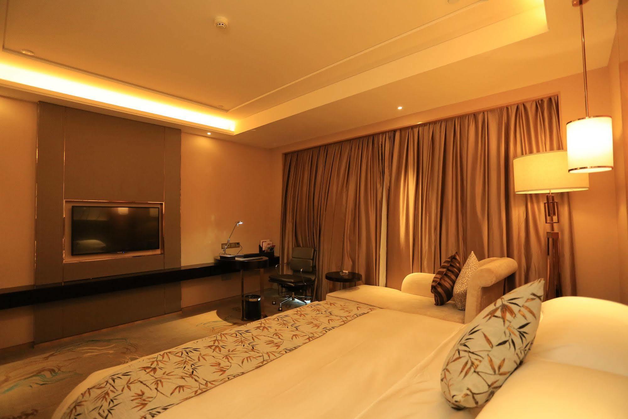 Ramada Yiyang Taojiang Hotel Екстериор снимка