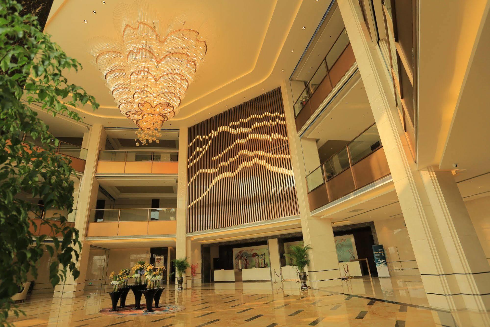 Ramada Yiyang Taojiang Hotel Екстериор снимка